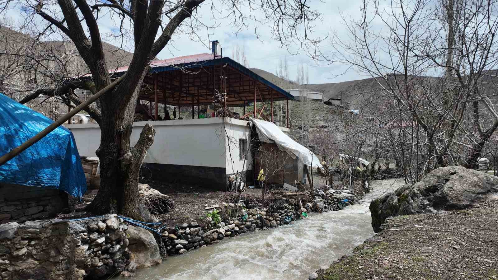Sel sularından korunmak için odun ve çalılarla önlem aldı

