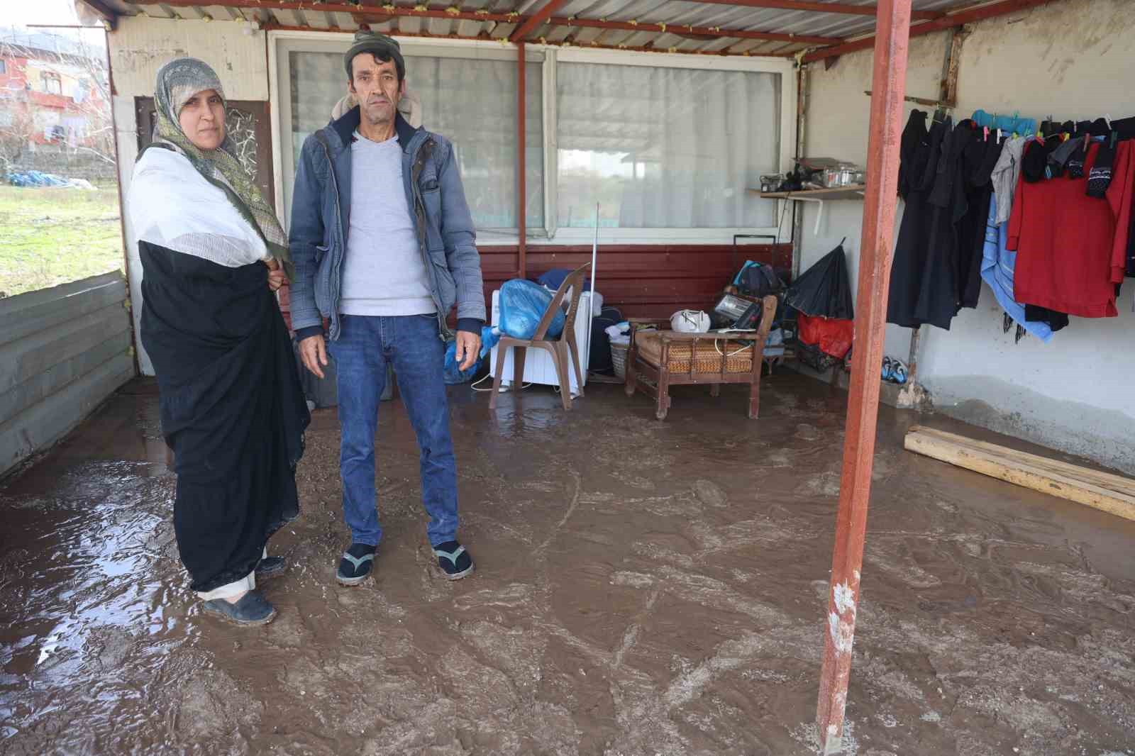 Sel sularının bastığı evi zarar gören kadın afet esnasında yaralandı
