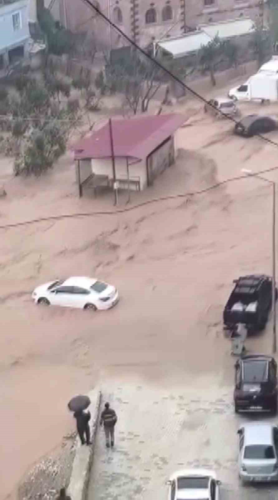 Sel sularının bastığı evi zarar gören kadın afet esnasında yaralandı
