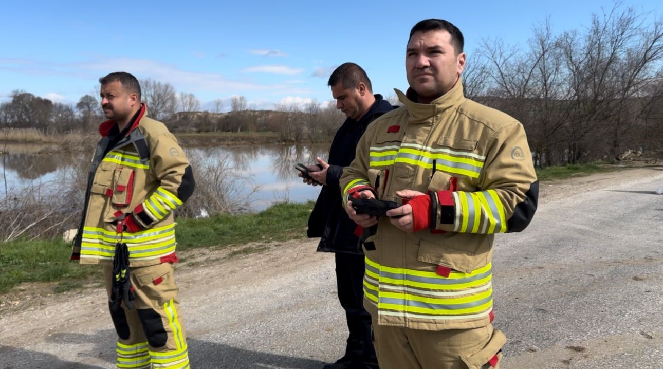 Sel sularının ortasında 3 günlük esaret: Sürücüyü itfaiye kurtardı
