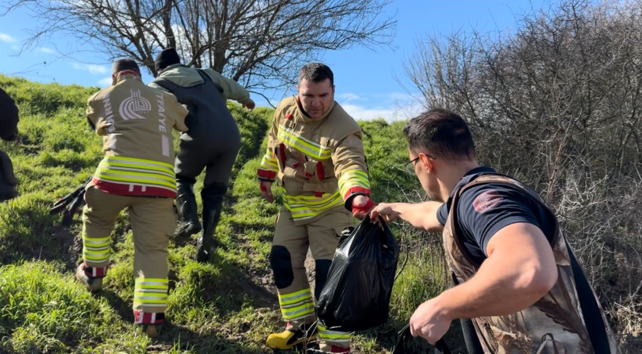 Sel sularının ortasında 3 günlük esaret: Sürücüyü itfaiye kurtardı
