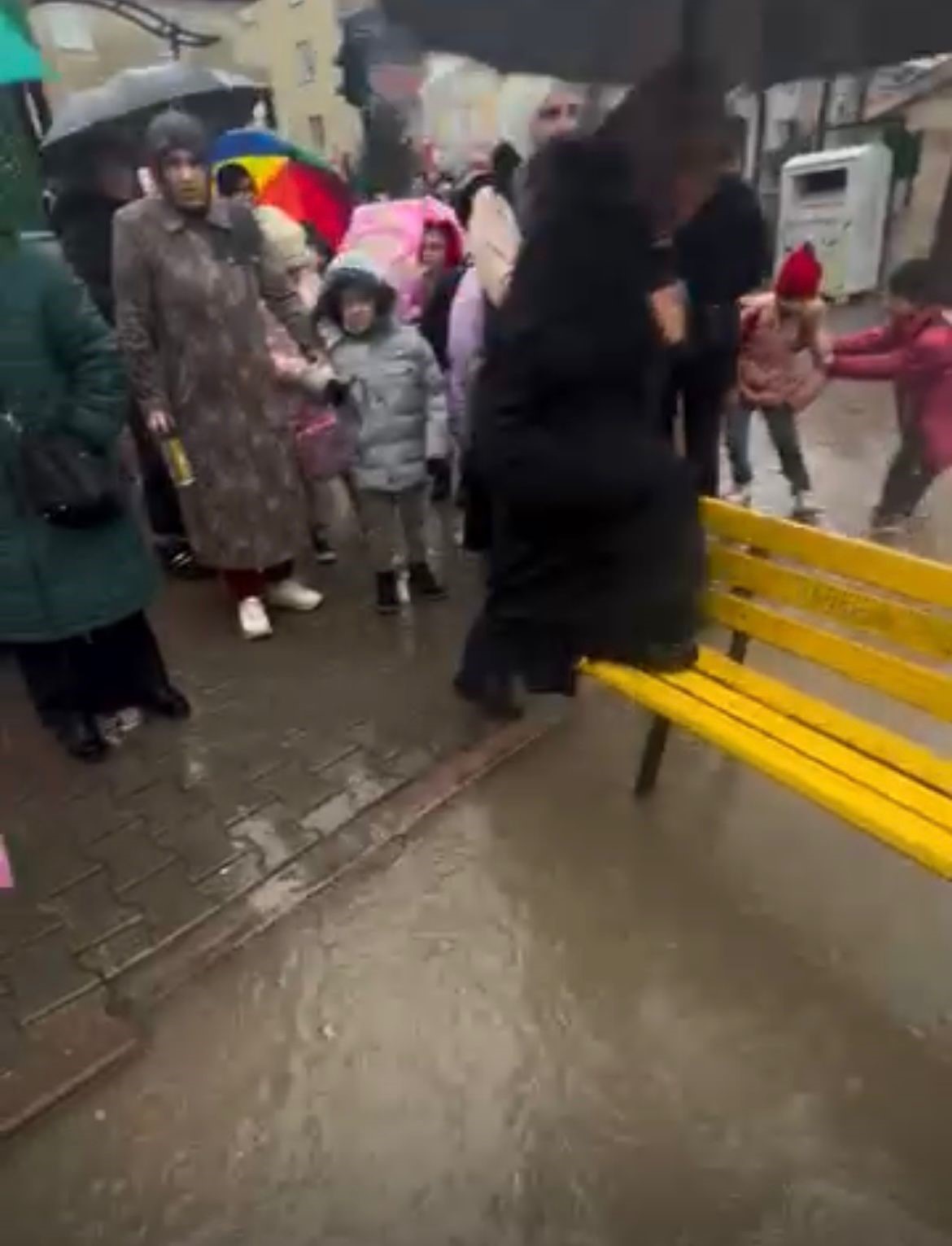 Sel ve fırtınada mahsur kalan öğrenciler için banklardan köprü
