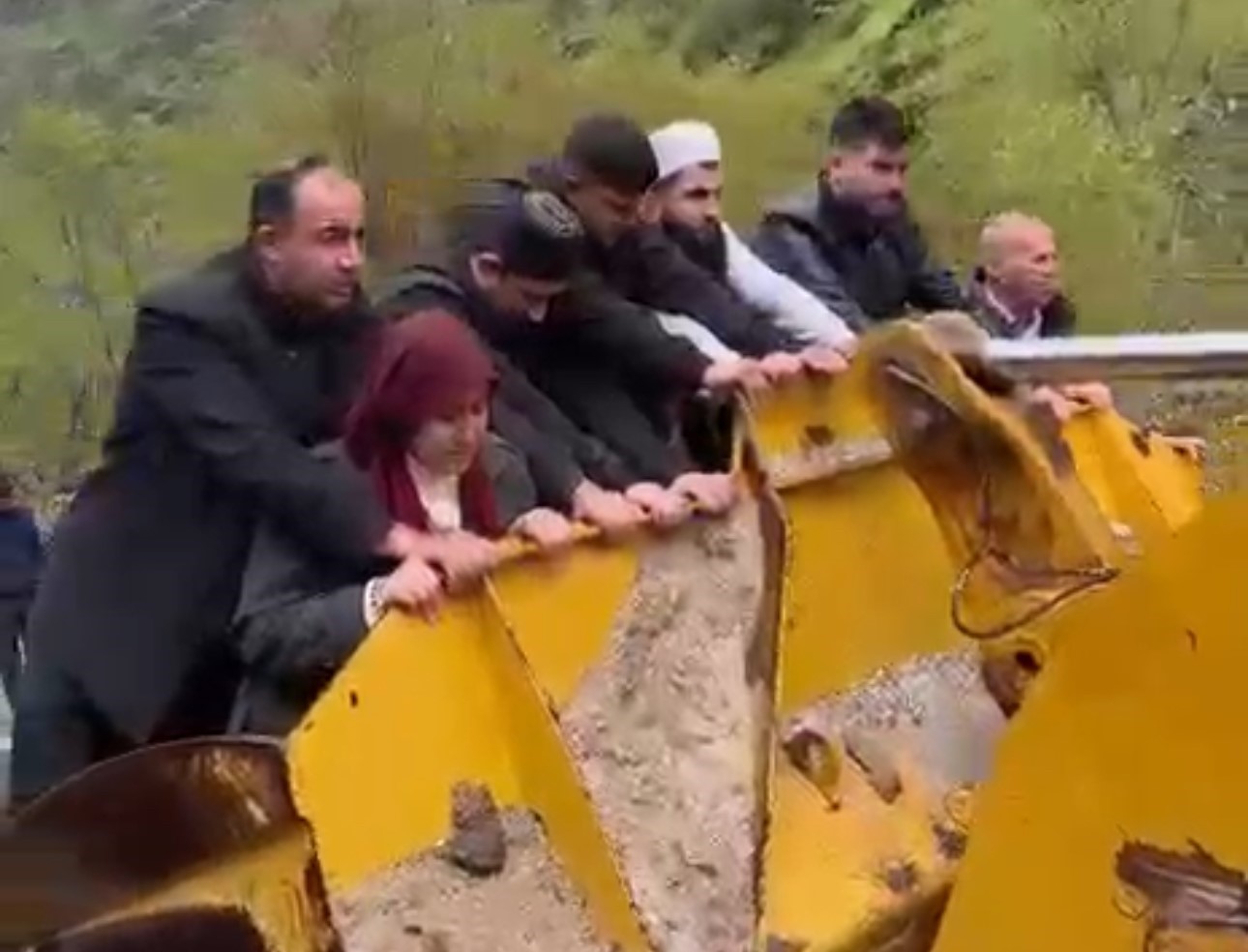 Sel yol vermeyince cenaze iş makinesiyle taşındı
