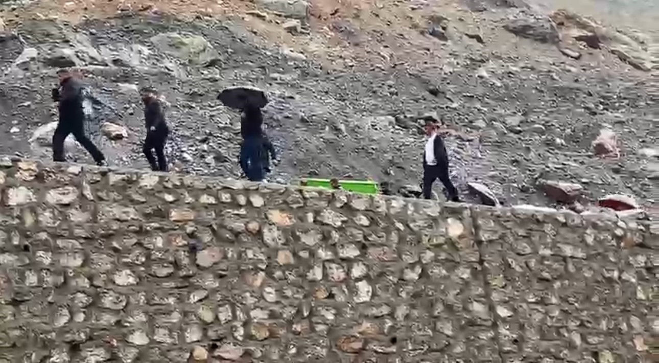 Sel yol vermeyince cenaze iş makinesiyle taşındı

