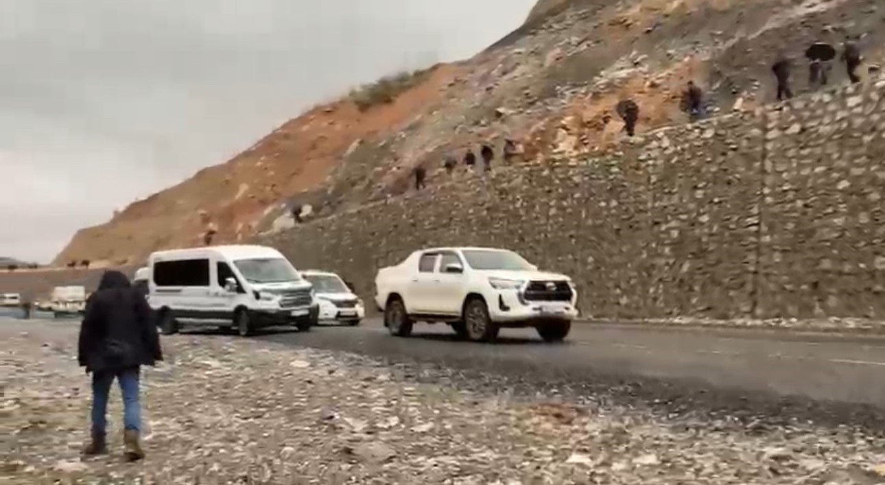 Sel yol vermeyince cenaze iş makinesiyle taşındı
