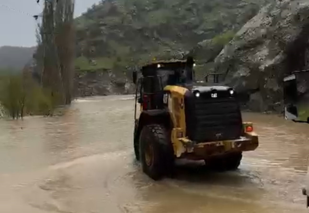 Sel yol vermeyince cenaze iş makinesiyle taşındı
