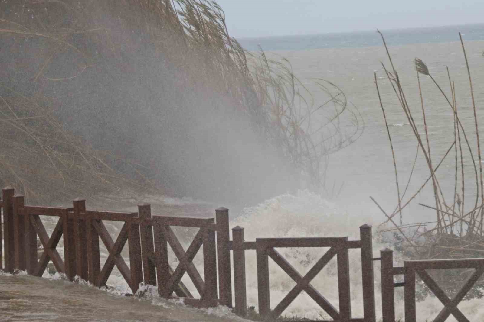 Şelale şiddetli rüzgarla tersine çağladı, denizin rengi kahverengiye büründü
