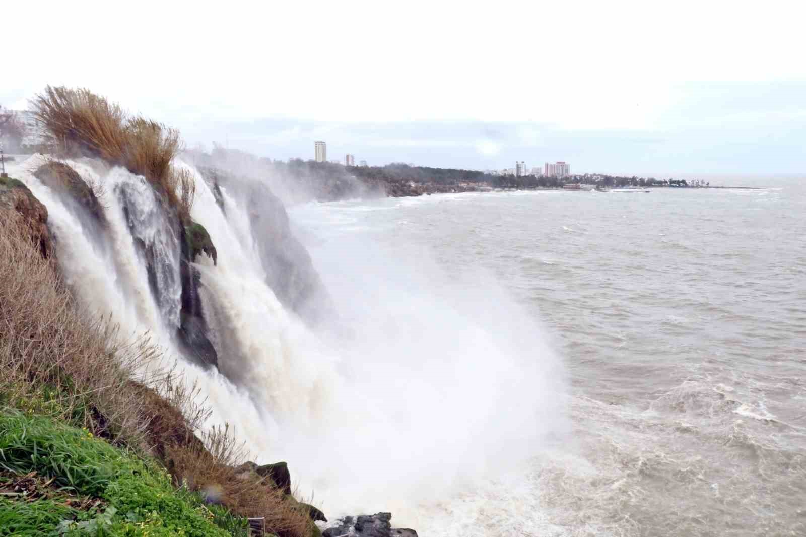 Şelale şiddetli rüzgarla tersine çağladı, denizin rengi kahverengiye büründü
