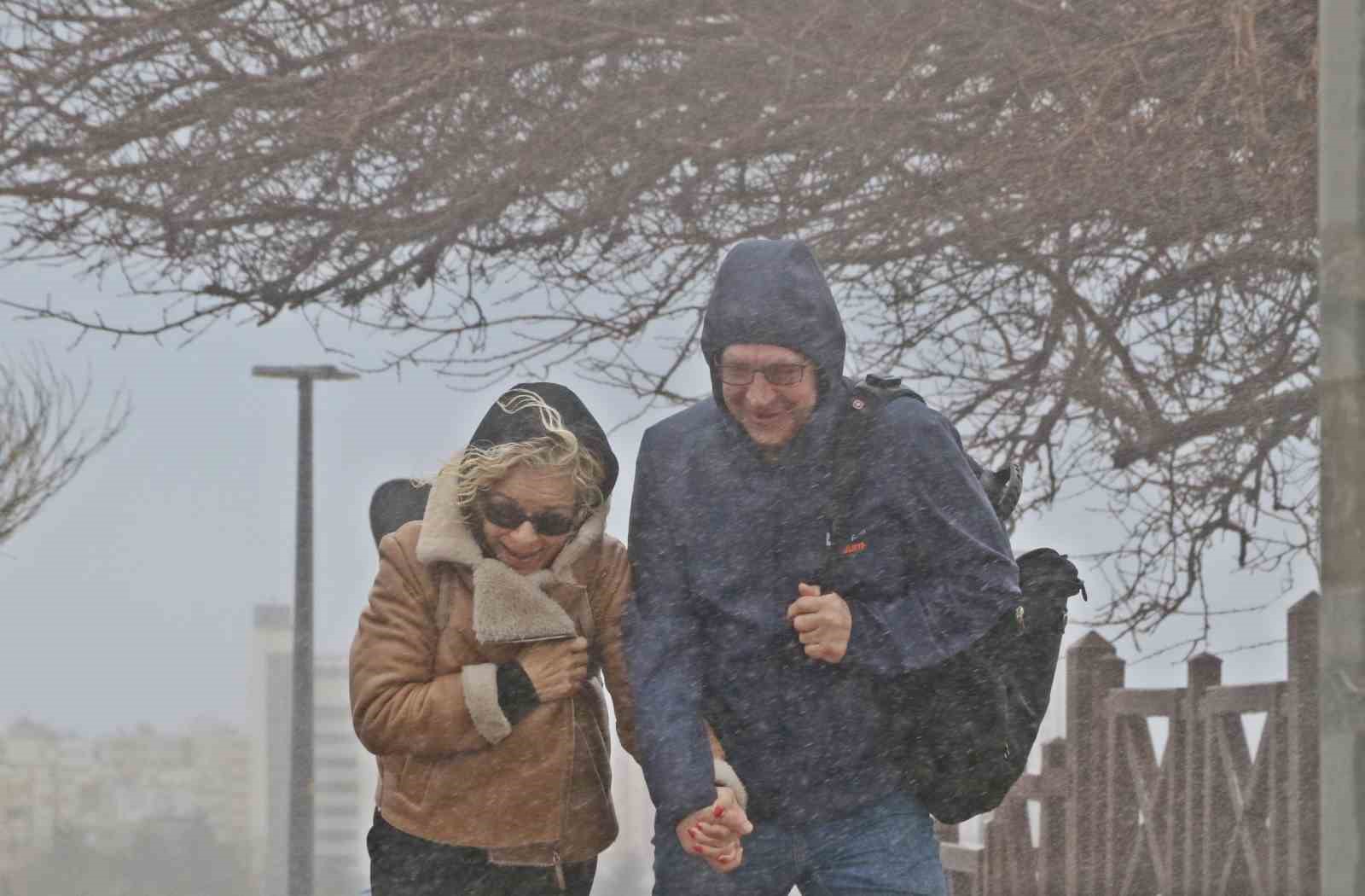 Şelale şiddetli rüzgarla tersine çağladı, denizin rengi kahverengiye büründü
