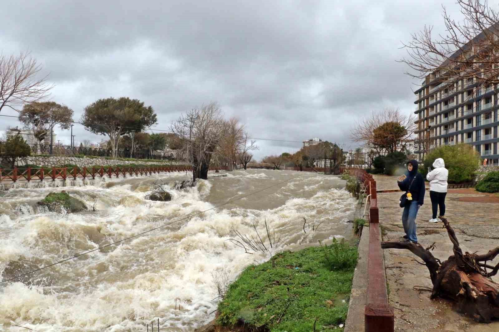 Şelale şiddetli rüzgarla tersine çağladı, denizin rengi kahverengiye büründü
