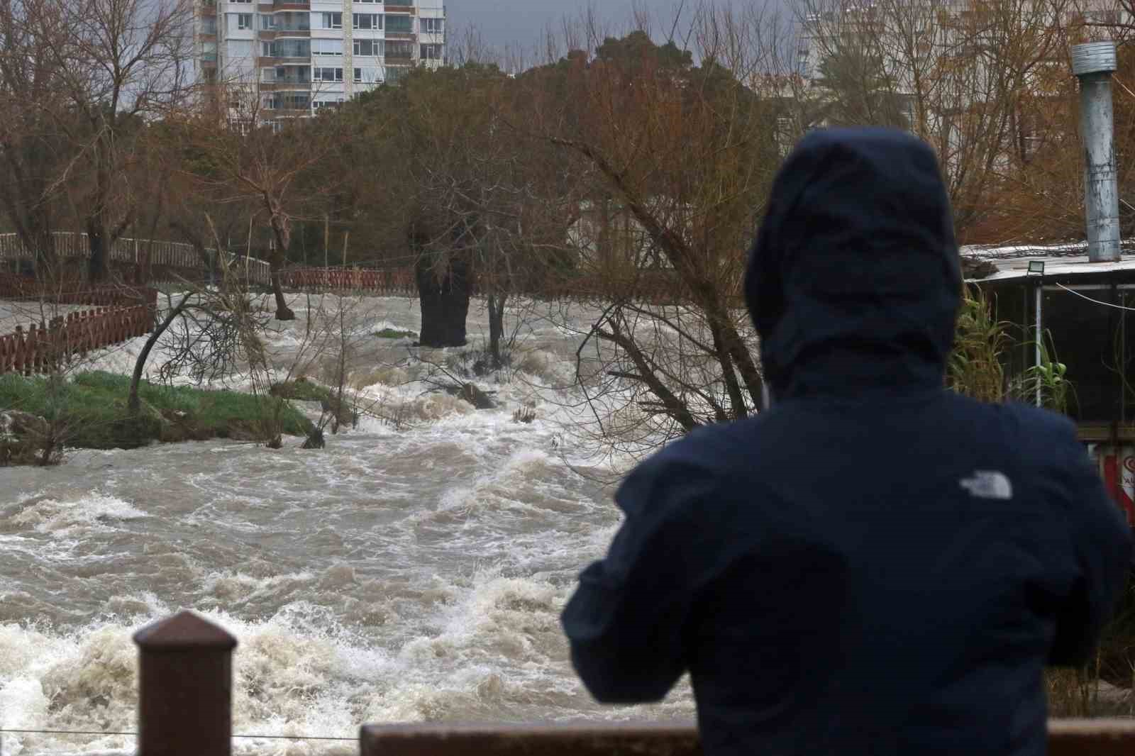 Şelale şiddetli rüzgarla tersine çağladı, denizin rengi kahverengiye büründü

