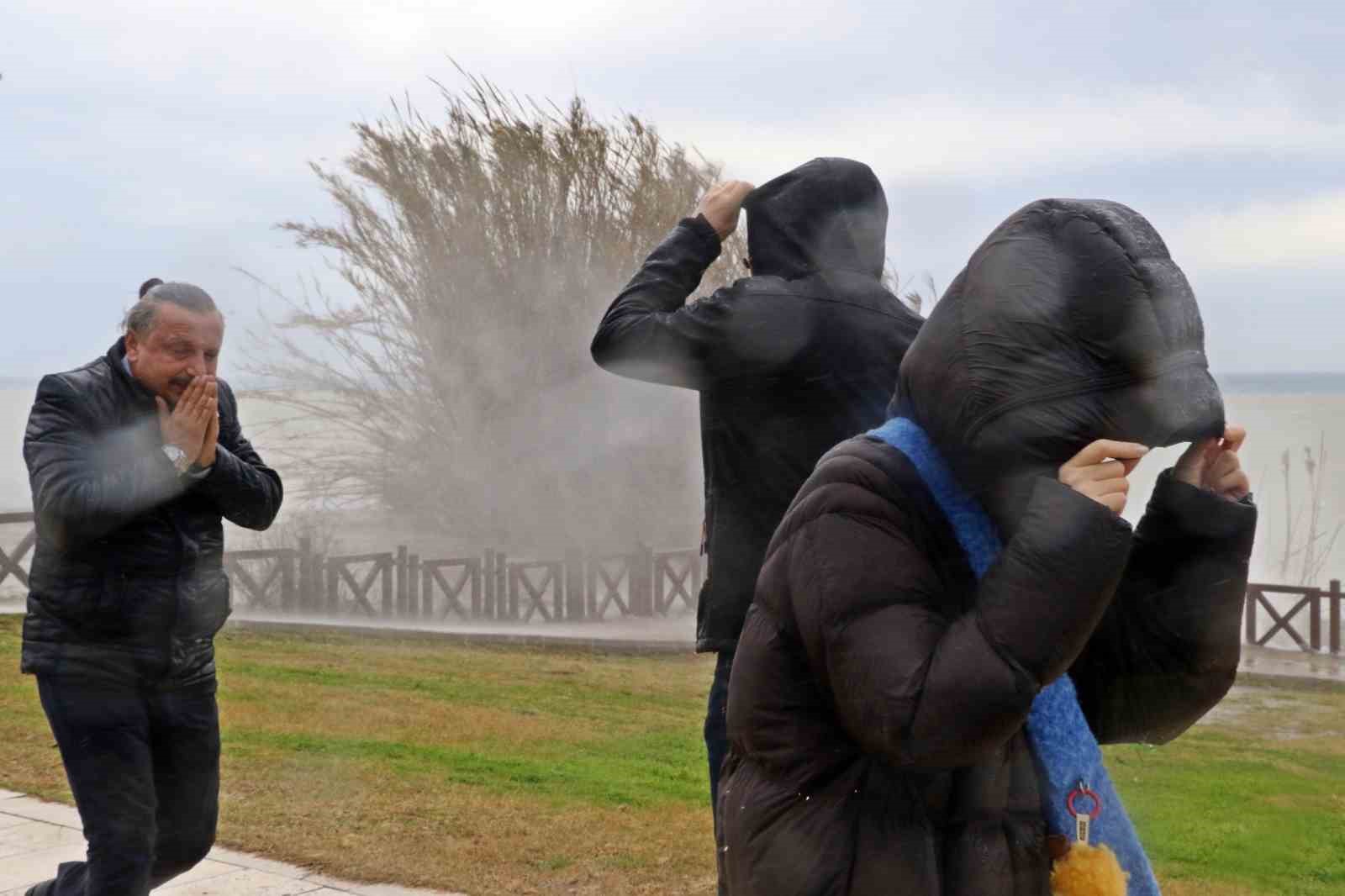 Şelale şiddetli rüzgarla tersine çağladı, denizin rengi kahverengiye büründü
