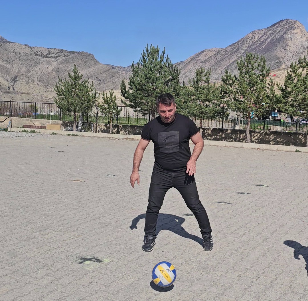 Şelale’nin "Yetenekli" müdürü: Topu iki defa potaya, kendini öğrencilerinin gönüllerine soktu
