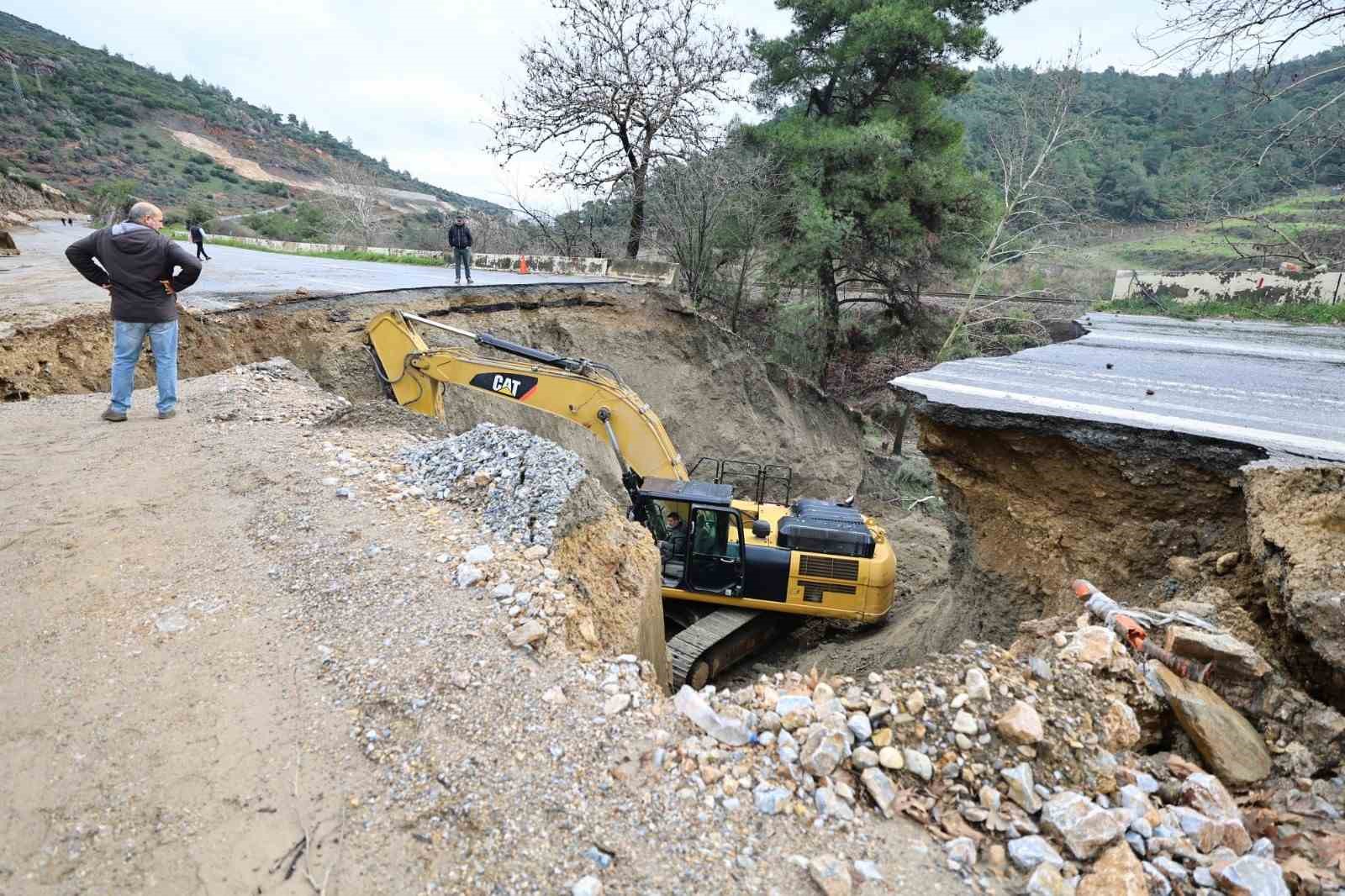 Selçuk - Ortaklar yolu çöktü, yol ulaşıma tamamen kapandı
