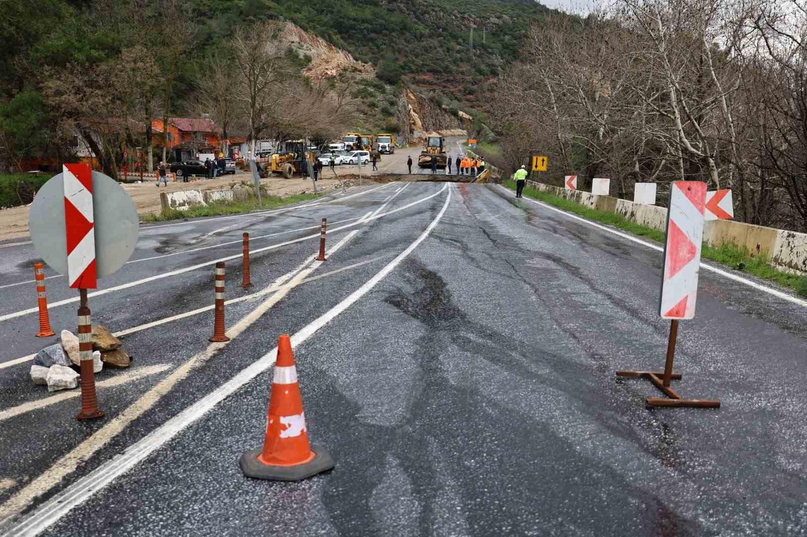 Selçuk - Ortaklar yolu çöktü, yol ulaşıma tamamen kapandı
