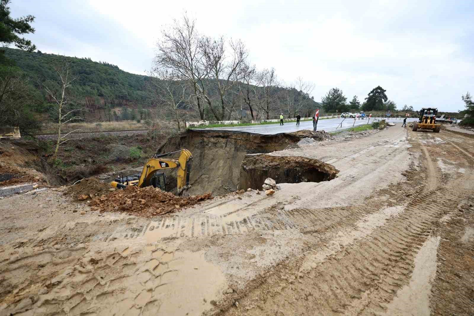 Selçuk - Ortaklar yolu çöktü, yol ulaşıma tamamen kapandı
