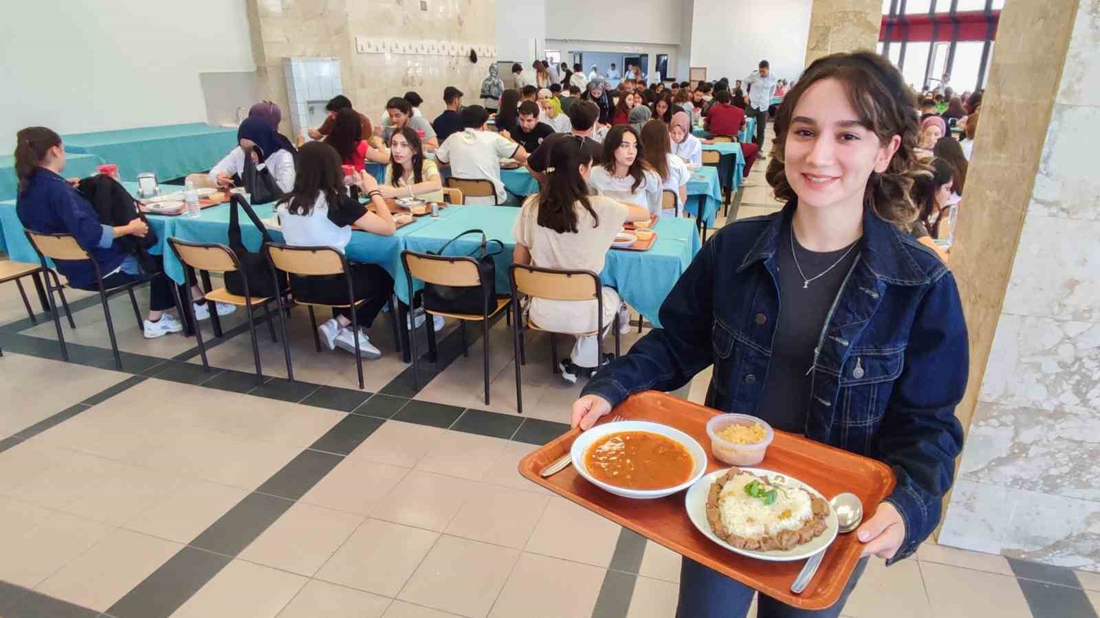 Selçuk Üniversitesinde iftar sofraları öğrencilerin talepleriyle şekillendi
