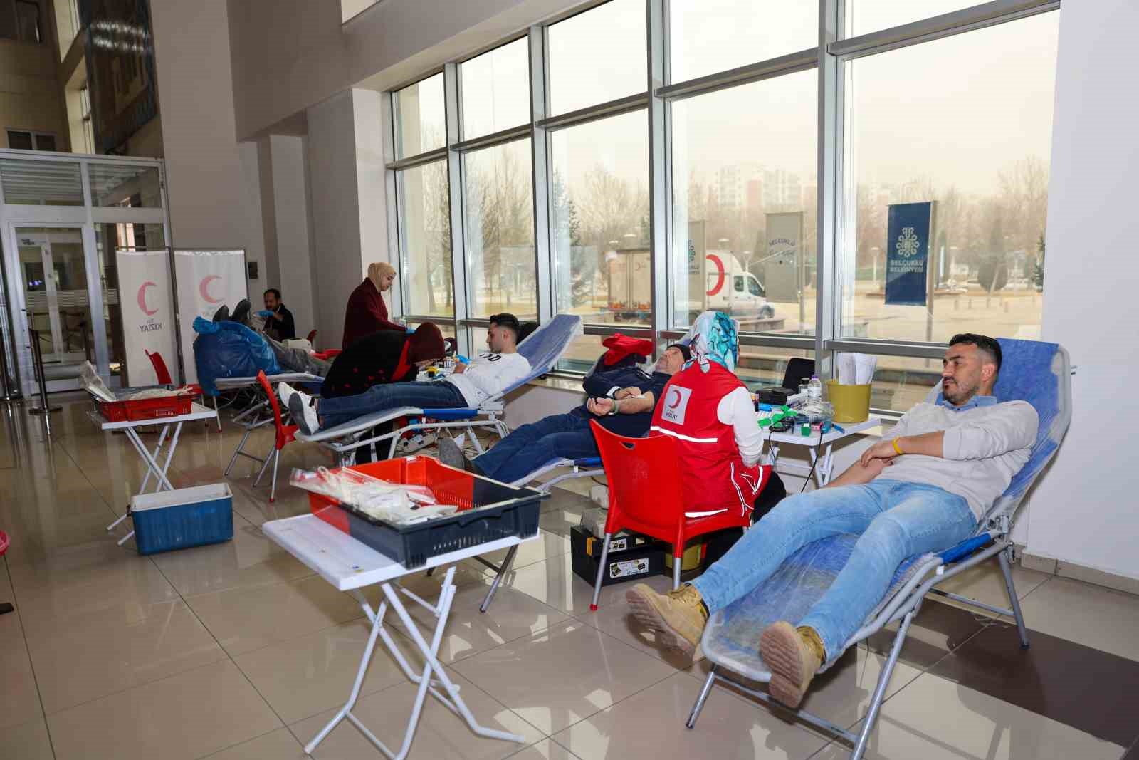 Selçuklu Belediyesi personeli ve vatandaşlardan kan bağışı kampanyasına destek
