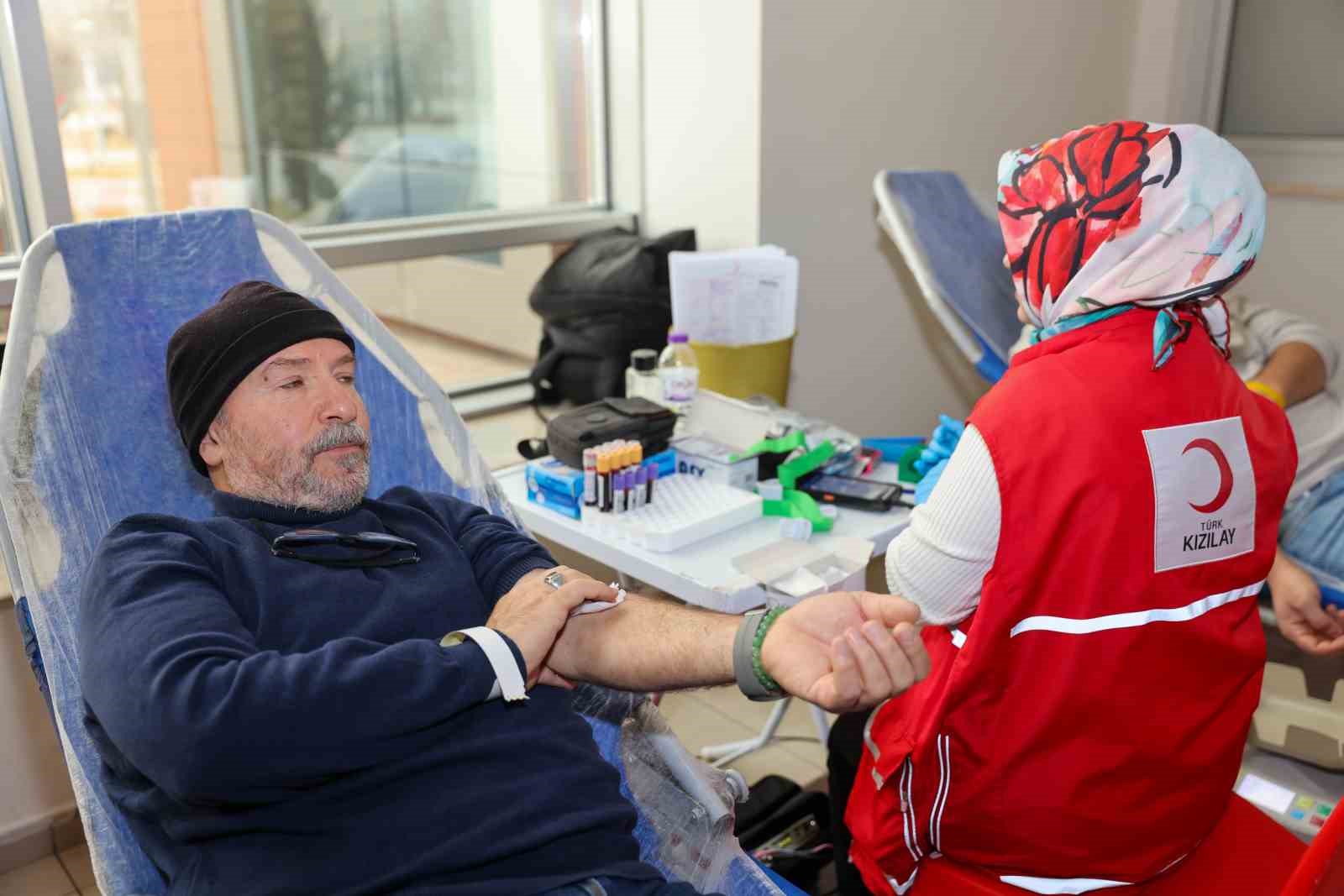 Selçuklu Belediyesi personeli ve vatandaşlardan kan bağışı kampanyasına destek
