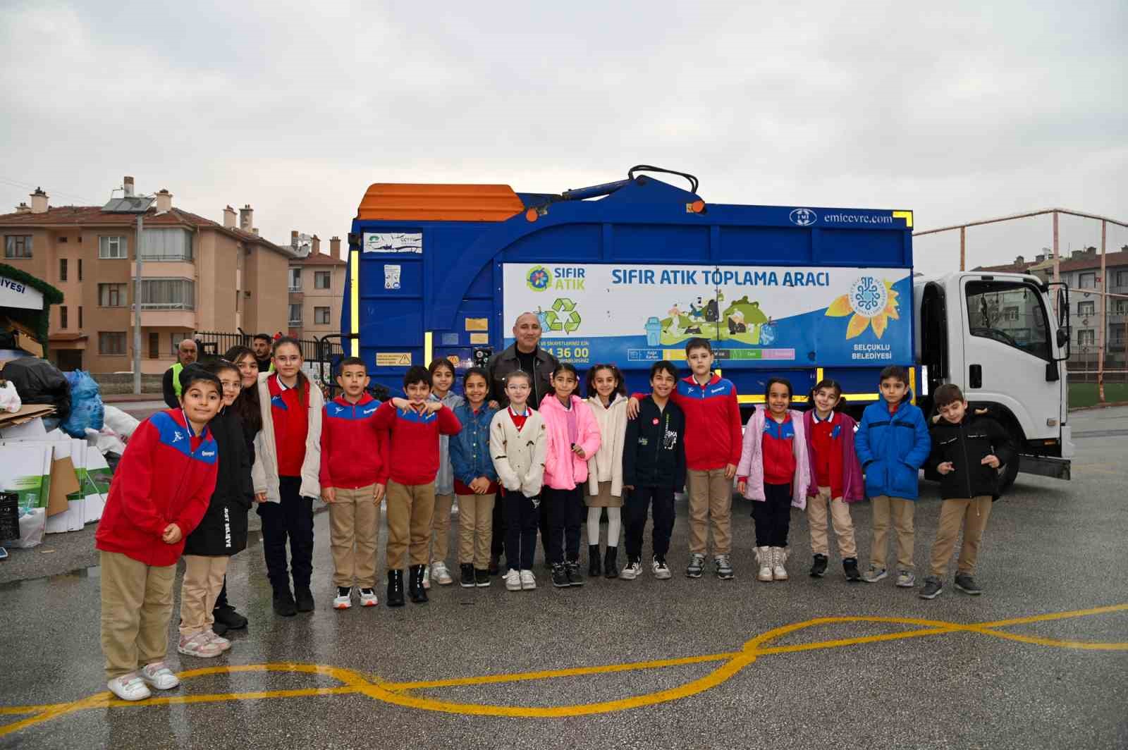 Selçuklu Belediyesi’nin düzenlediği okullar arası sıfır atık yarışmasıyla çevre bilinci güçleniyor
Selçuklu Belediyesi’nin düzenlediği okullar arası sıfır atık yarışmasıyla çevre bilinci güçleniyor