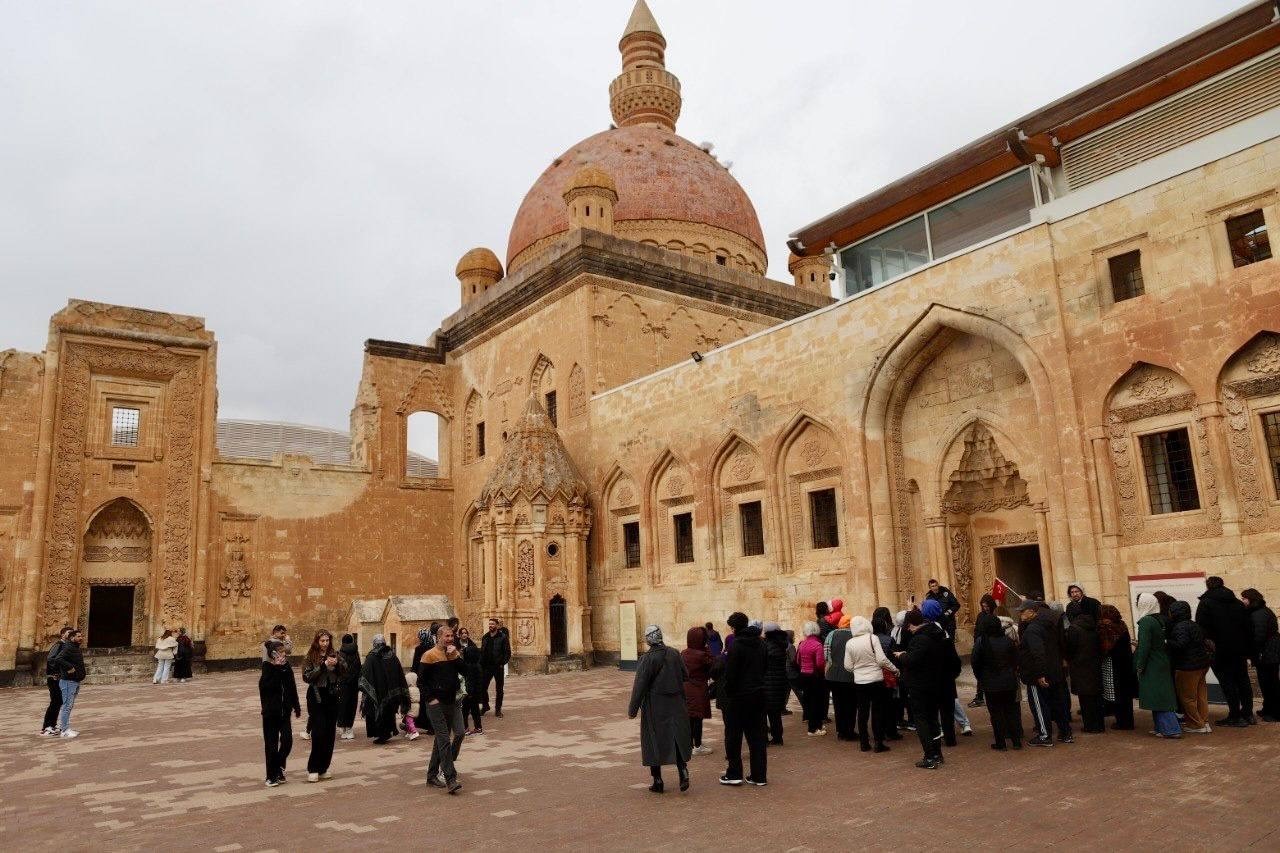 Selçuklu izleriyle yükselen İshak Paşa Sarayı ihtişamıyla göz kamaştırıyor
