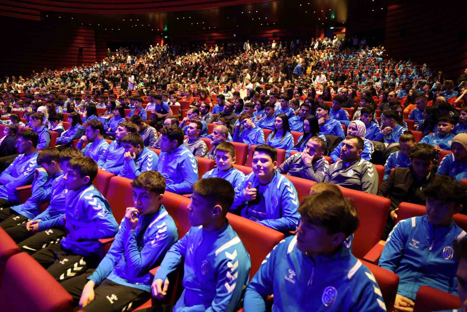 Selçuklu’nun yıldızları ödüllendirildi
Selçuklu’nun yıldızları ödüllendirildi