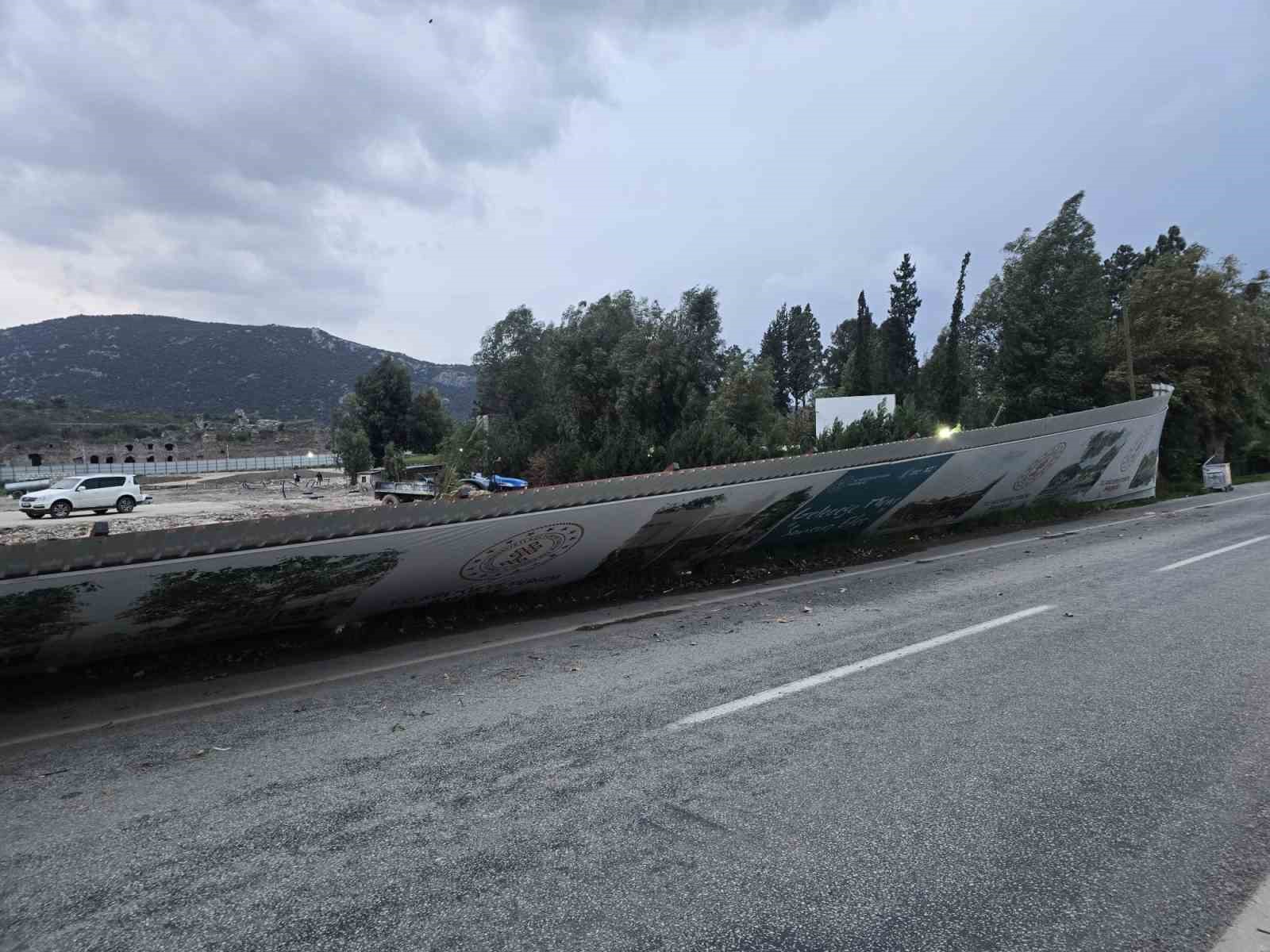 Selçuk’ta fırtına yol kenarında dev panoları yola savurdu
