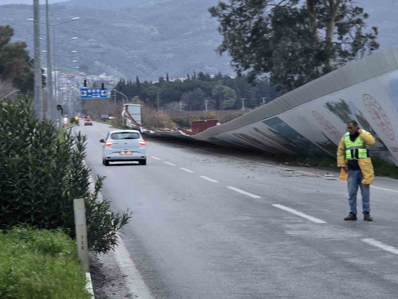Selçuk’ta fırtına yol kenarında dev panoları yola savurdu
