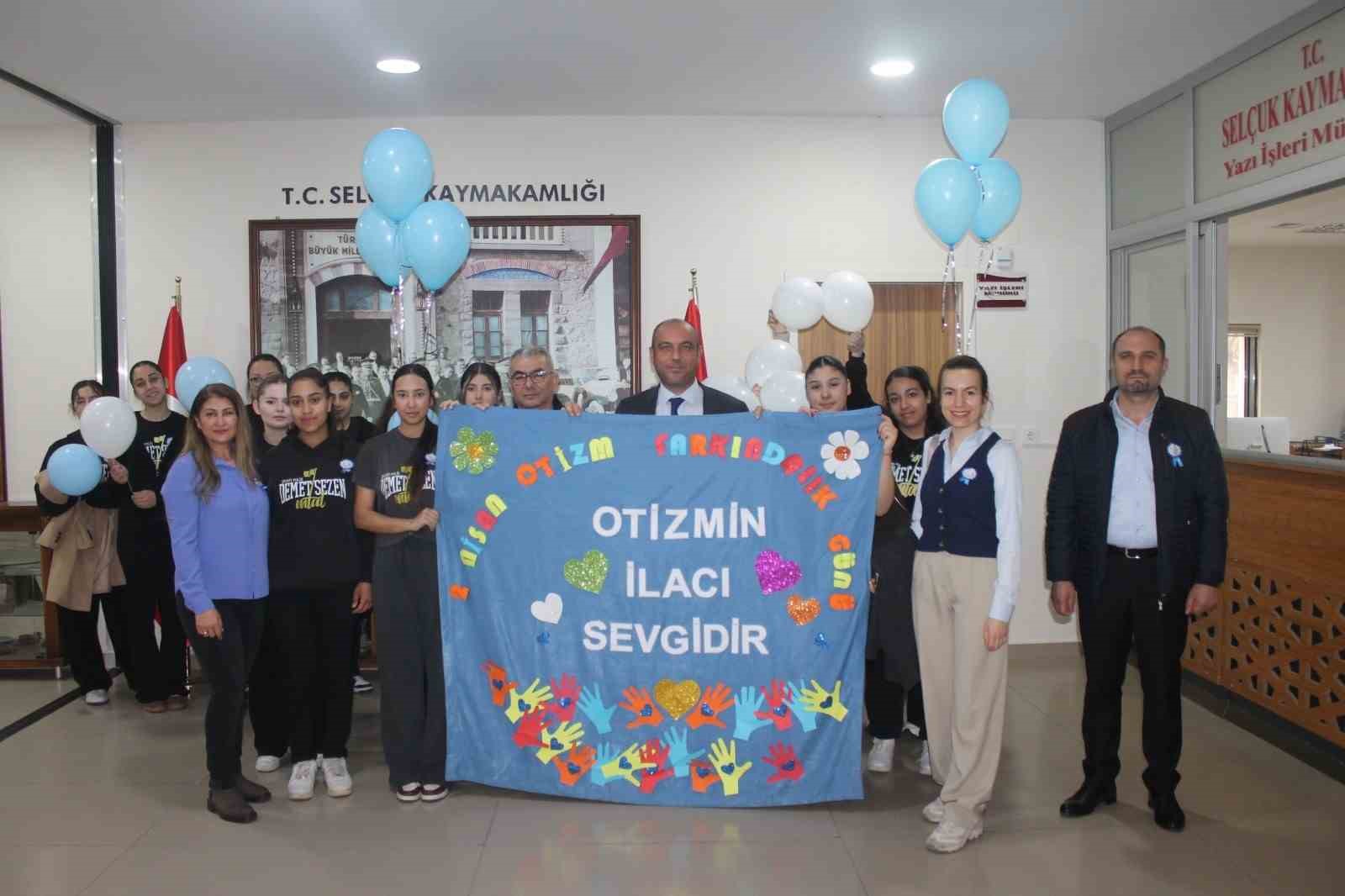 Selçuk’ta, lise öğrencileri ve öğretmenlerinden otizm farkındalık etkinliği
