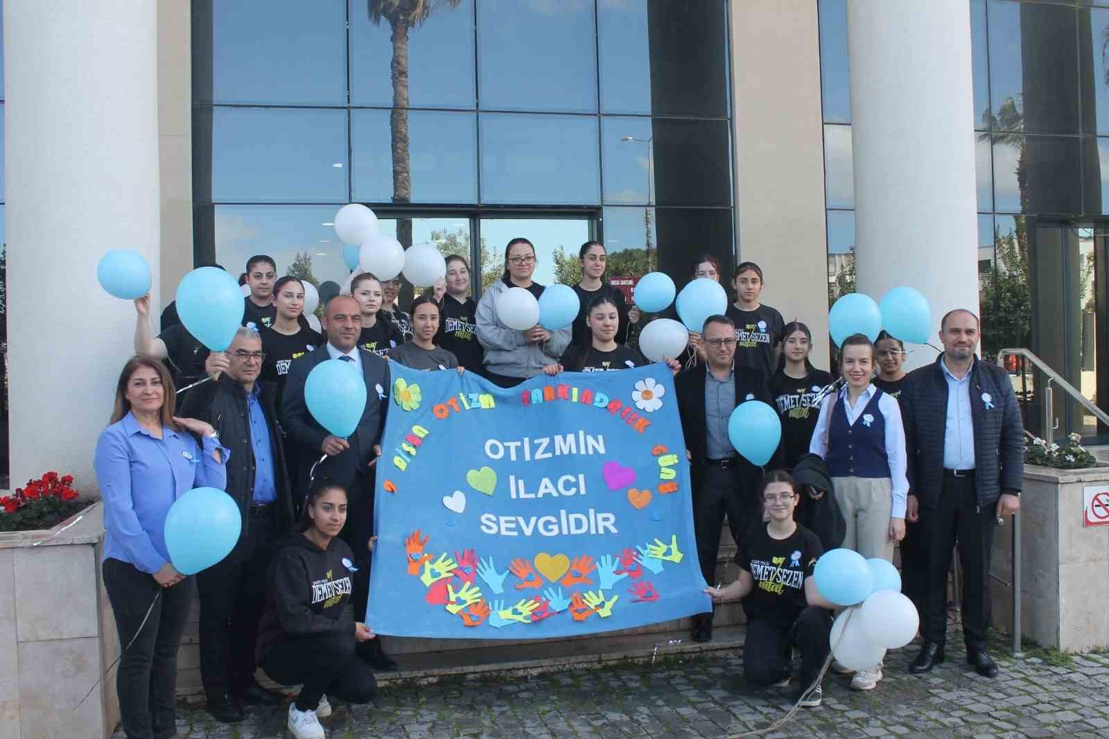 Selçuk’ta, lise öğrencileri ve öğretmenlerinden otizm farkındalık etkinliği
