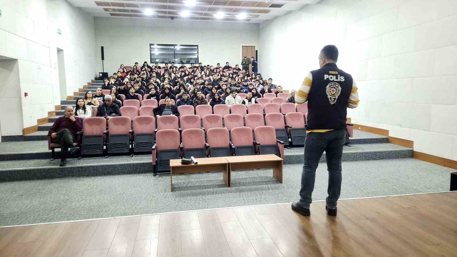Selçuk’ta lise öğrencilerine güvenli internet semineri
