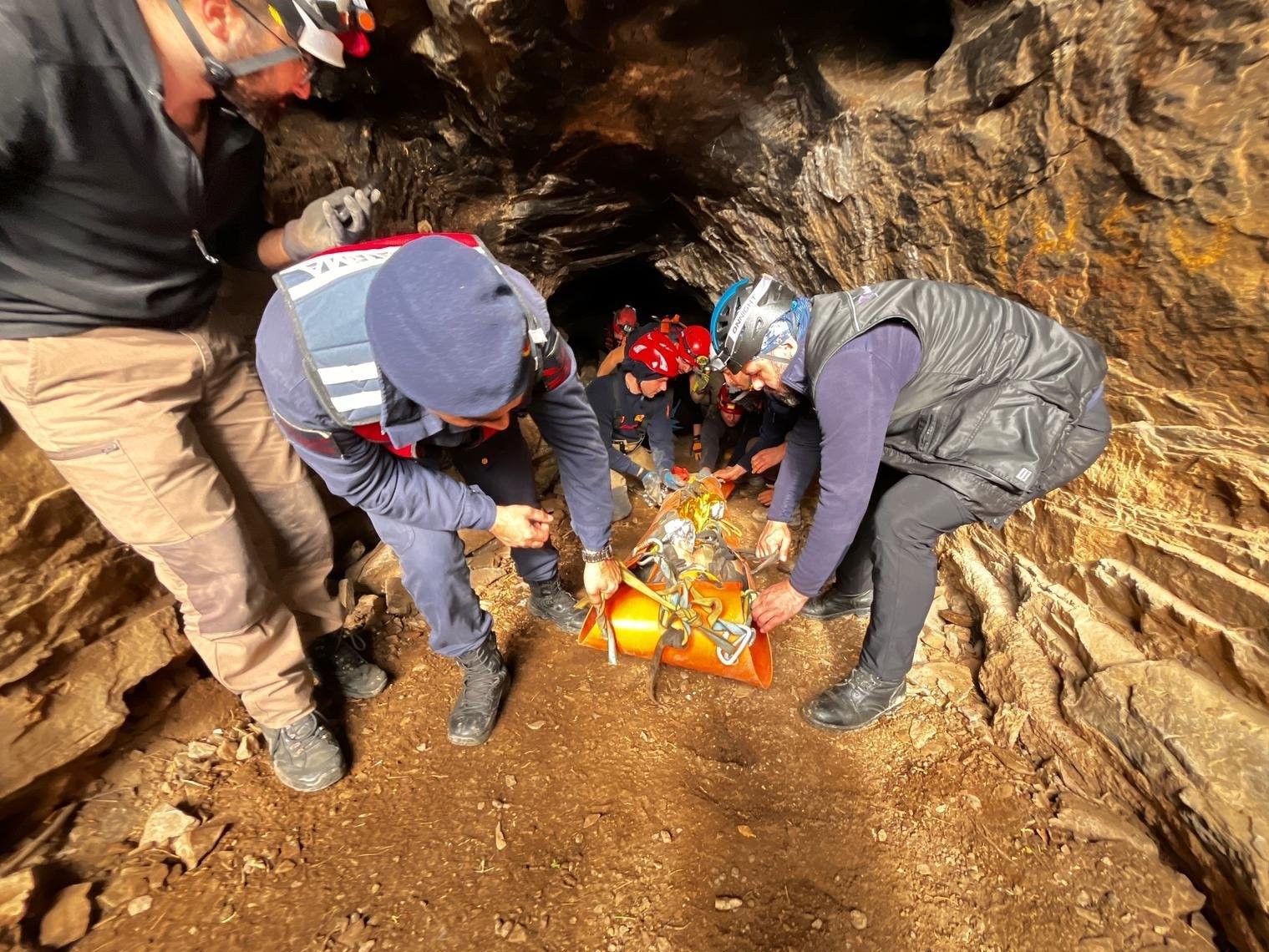 Selçuk’ta mağarada 9 saatlik kurtarma seferberliği
Selçuk’ta mağarada 9 saatlik kurtarma seferberliği