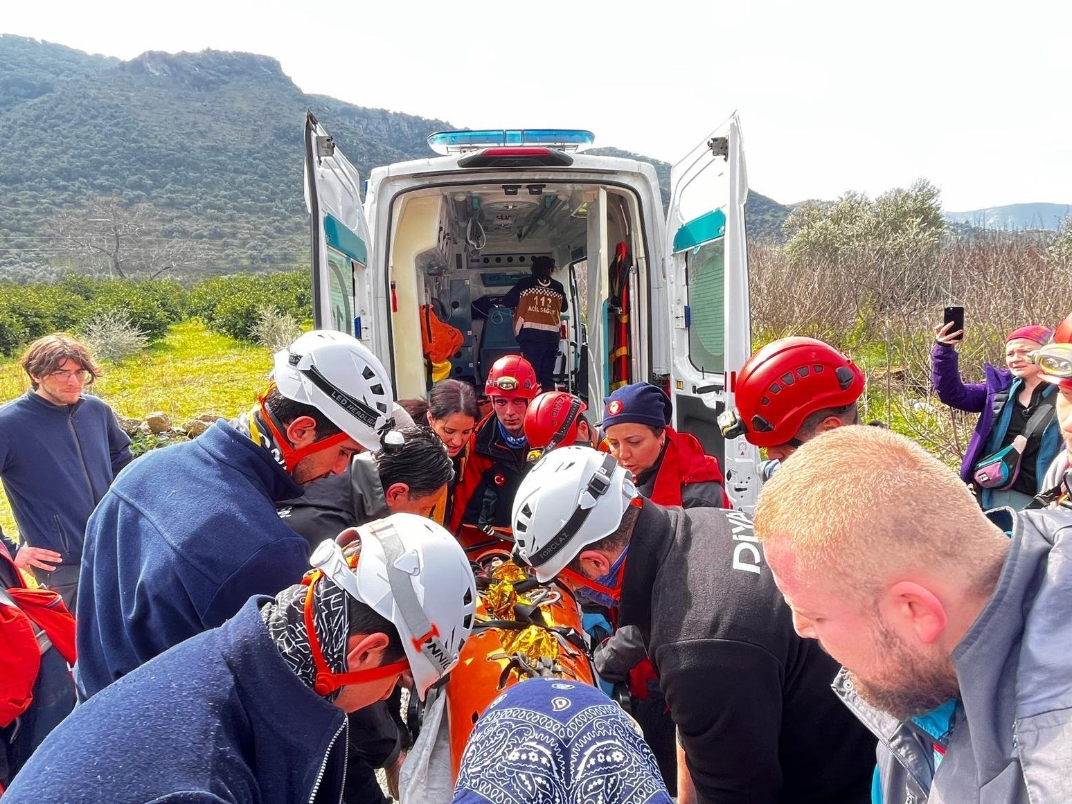 Selçuk’ta mağarada 9 saatlik kurtarma seferberliği
Selçuk’ta mağarada 9 saatlik kurtarma seferberliği