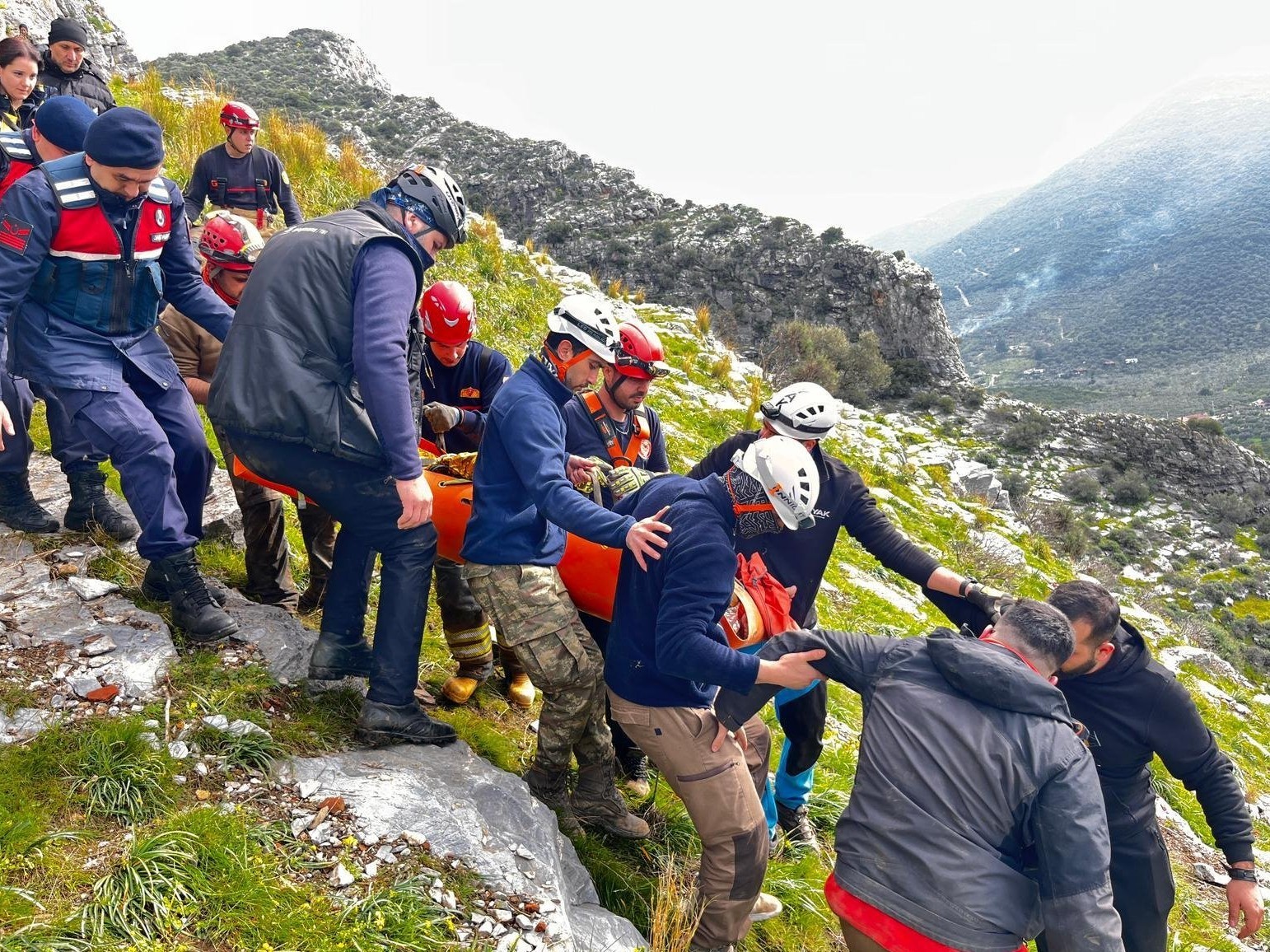 Selçuk’ta mağarada 9 saatlik kurtarma seferberliği
Selçuk’ta mağarada 9 saatlik kurtarma seferberliği