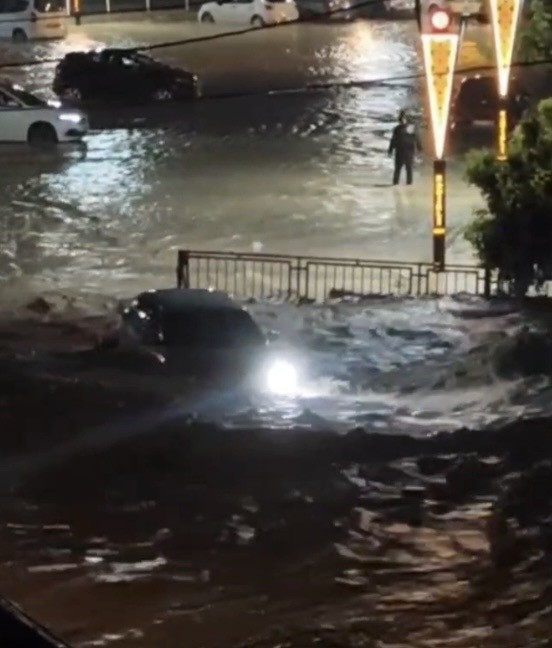 Selde hayatını kaybeden 2 kişinin bulunduğu aracın son görüntüleri ortaya çıktı
