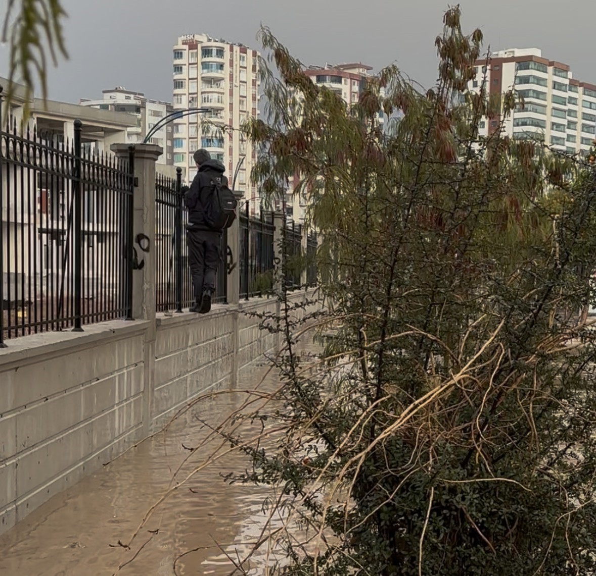 Selde kaldırım kayboldu, hastane duvarından yürüyerek geçti
