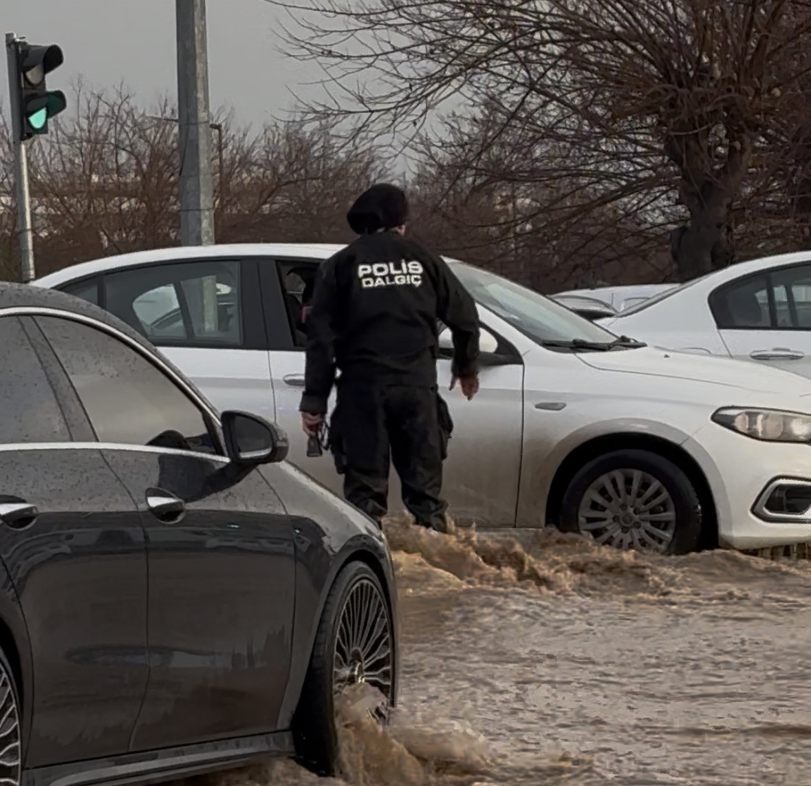 Selde kaldırım kayboldu, hastane duvarından yürüyerek geçti
