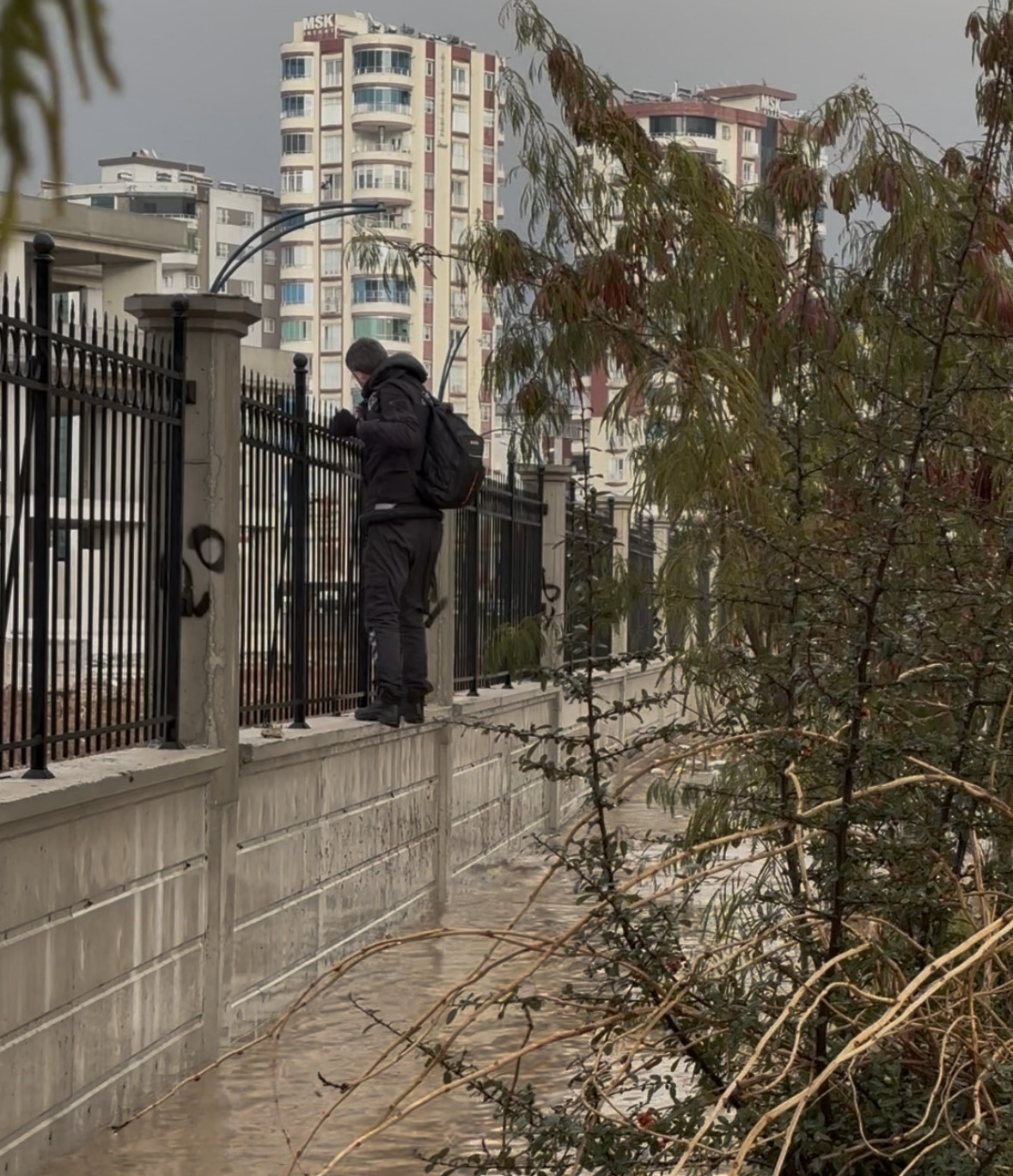 Selde kaldırım kayboldu, hastane duvarından yürüyerek geçti
