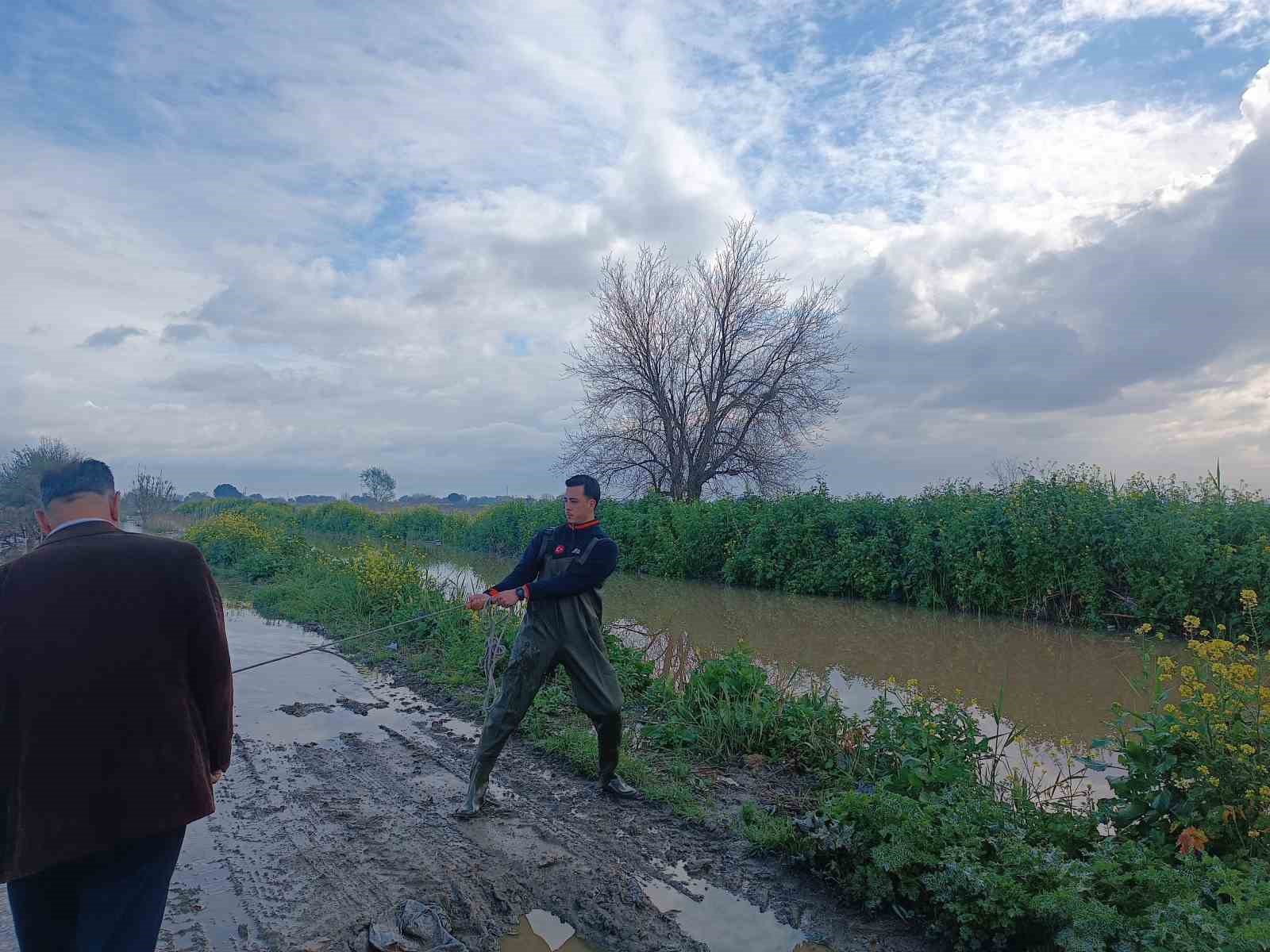 Selde mahsur kalan 10 kişi AFAD ekiplerince botla kurtarıldı
