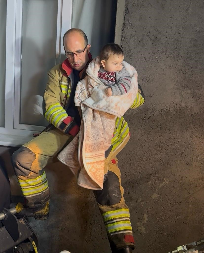 Selde mahsur kalan 11 kişilik aileyi itfaiye kurtardı
