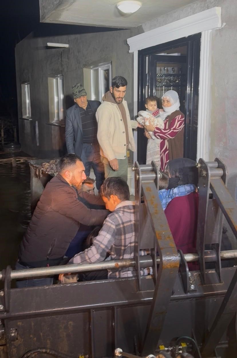 Selde mahsur kalan 11 kişilik aileyi itfaiye kurtardı
