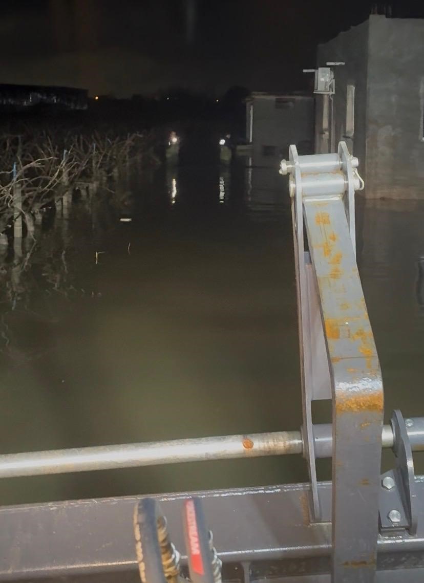 Selde mahsur kalan 11 kişilik aileyi itfaiye kurtardı
