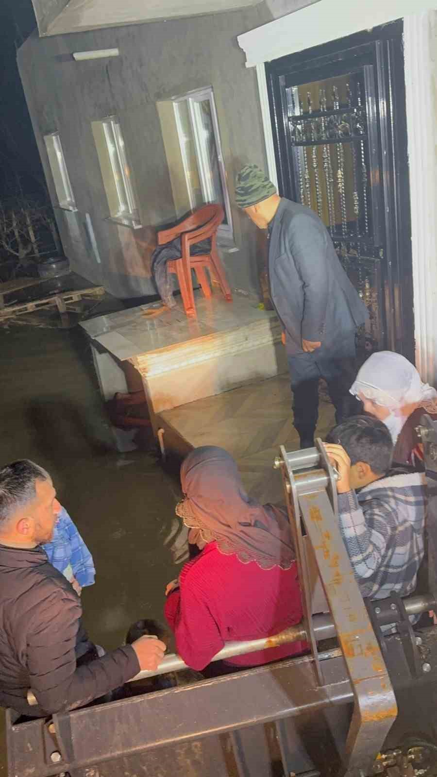 Selde mahsur kalan 11 kişilik aileyi itfaiye kurtardı
