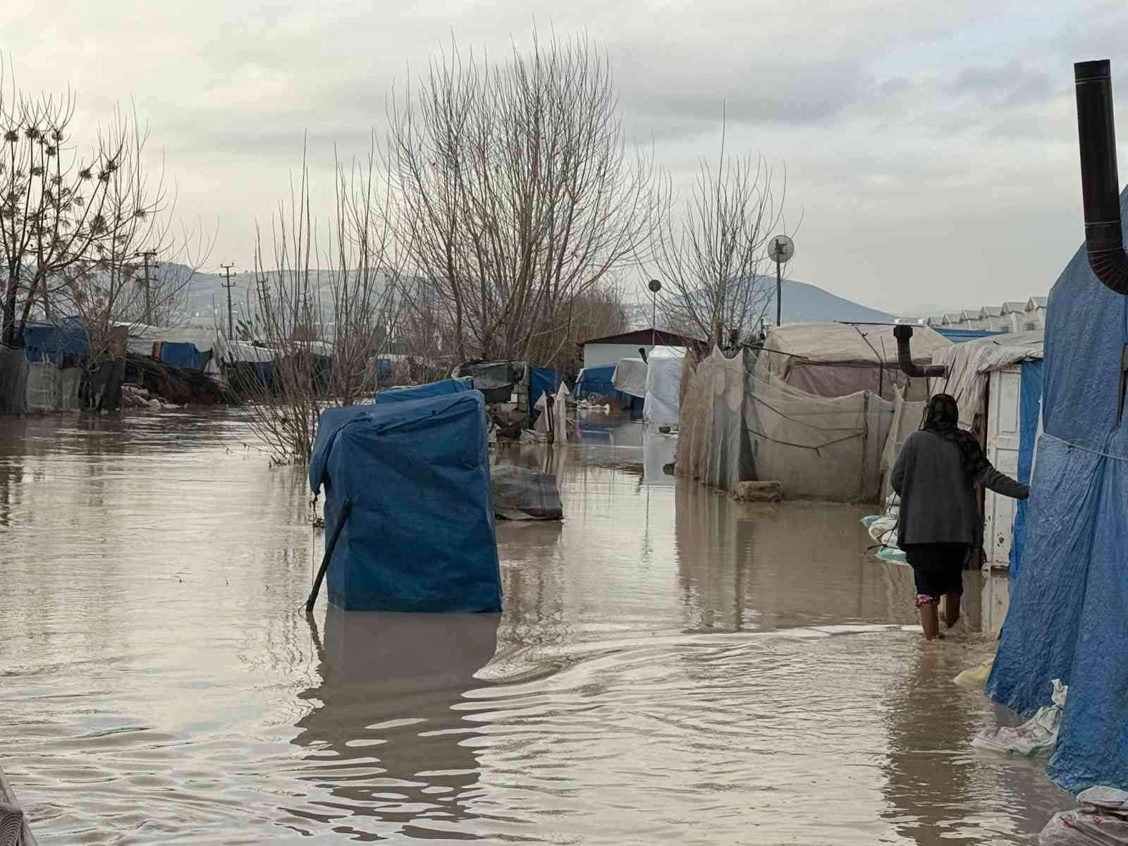 Selde mahsur kalan vatandaş kepçeyle kurtarıldı
