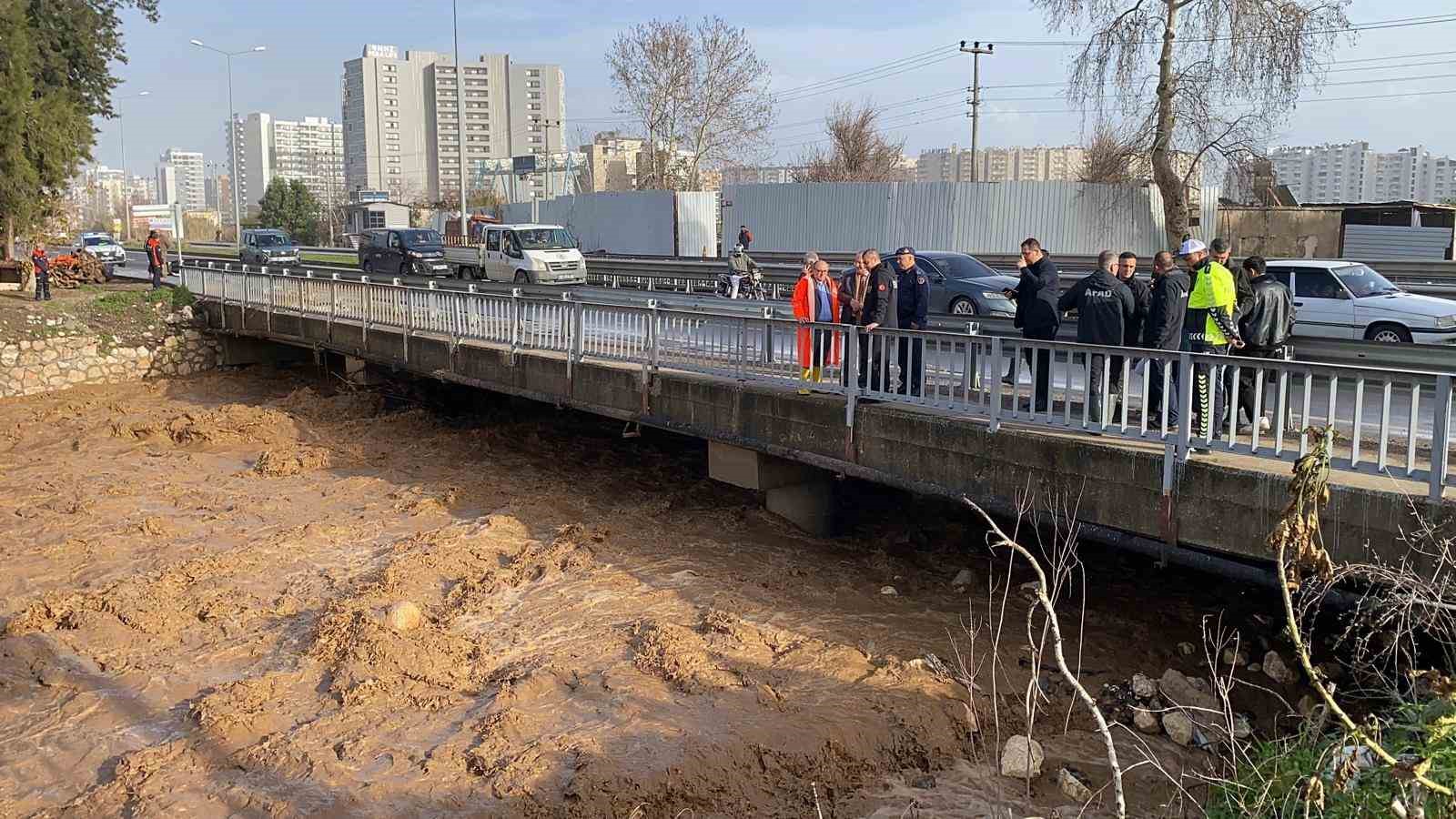 Selde mahsur kalan vatandaş kepçeyle kurtarıldı
