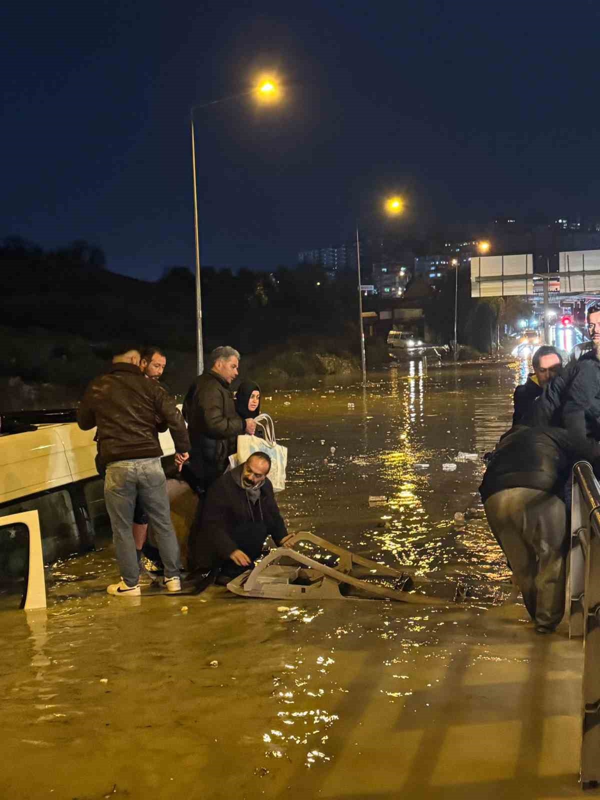Sele kapılan minibüste can pazarı
