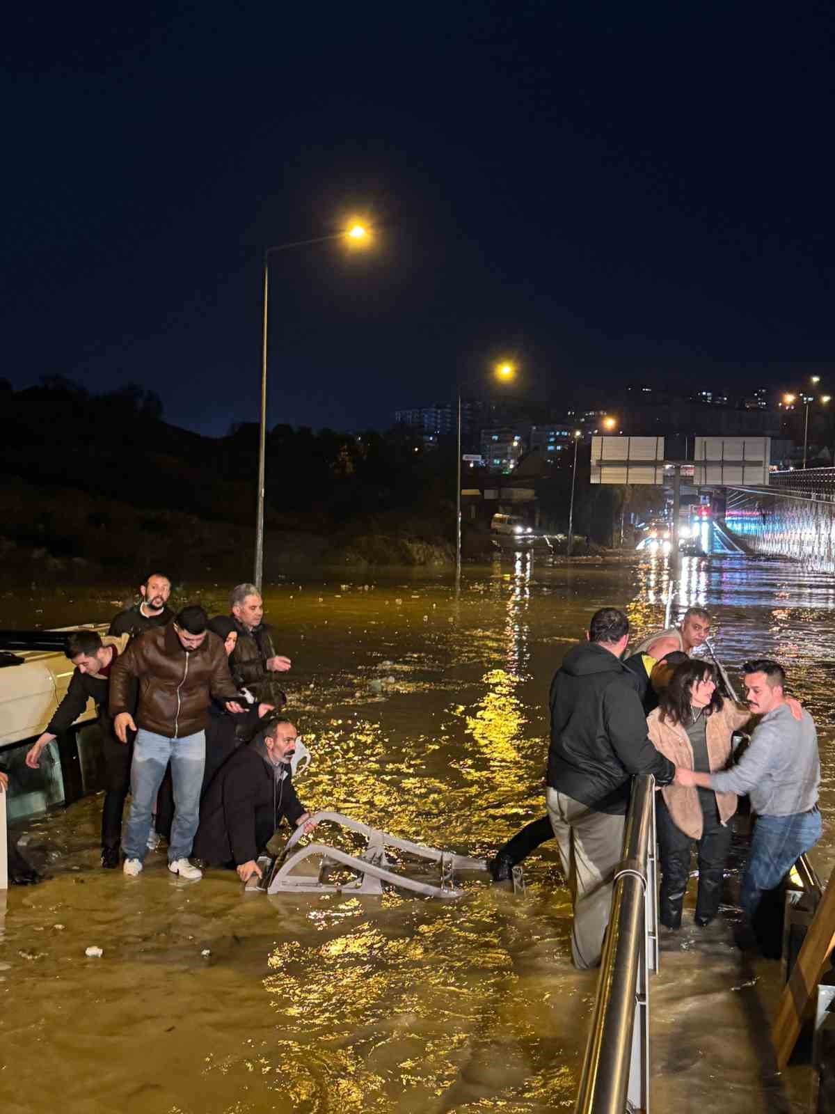 Sele kapılan minibüste can pazarı
