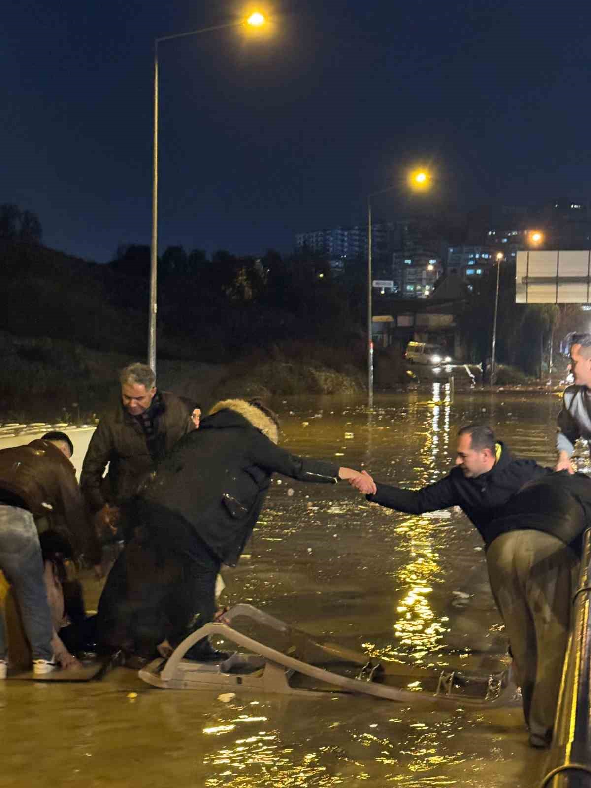 Sele kapılan minibüste can pazarı
