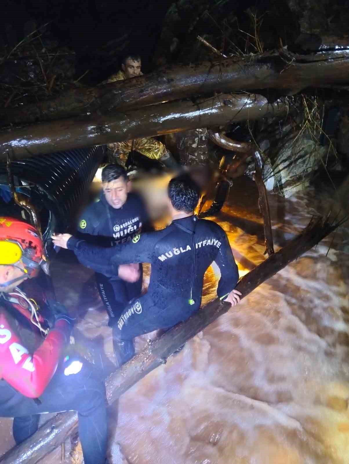 Sele kapılan otomobil sürücü, 3 saatlik çalışmanın sonunda ölü olarak bulundu
