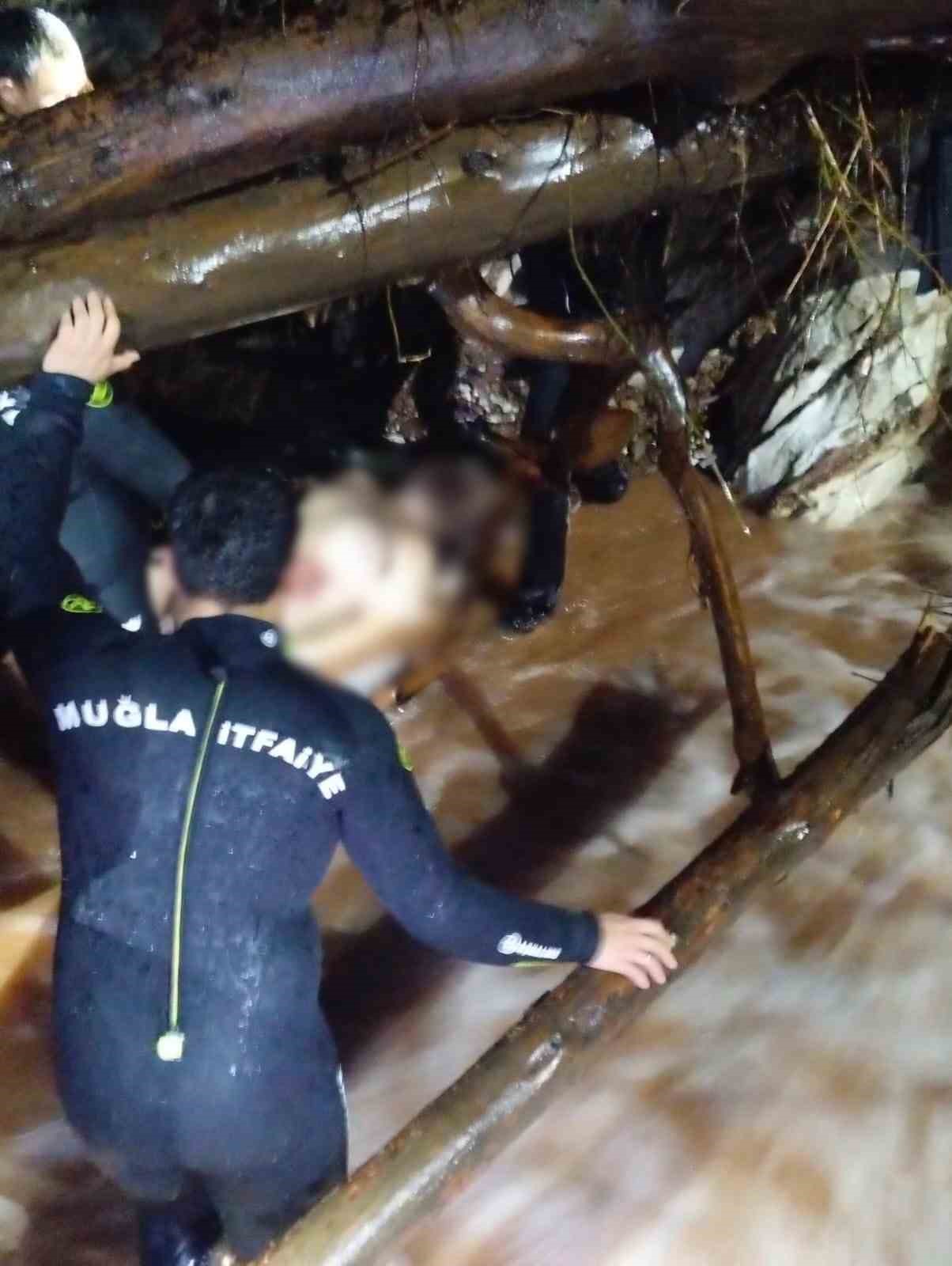 Sele kapılan otomobil sürücü, 3 saatlik çalışmanın sonunda ölü olarak bulundu
